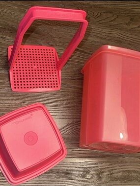 Tupperware Pick A Deli Pickle Keeper 8 Cups 2Q Strainer Lid Bright PINK